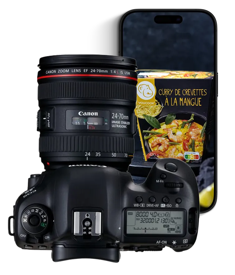 Kamera und Smartphone mit Curry-Verpackung – Food-Fotografie Steiermark für Social Media.