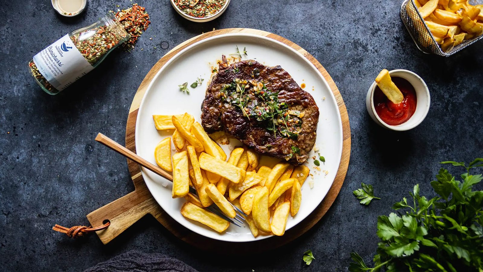 Perfekt inszeniertes Steak mit Pommes auf rustikalem Teller – professionelle Food-Fotografie Steiermark von SOCIALFOOD.